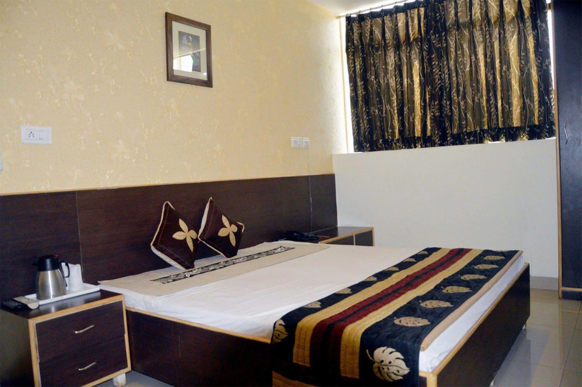 Hotel Ananta Inn Dzsaipur Kültér fotó
